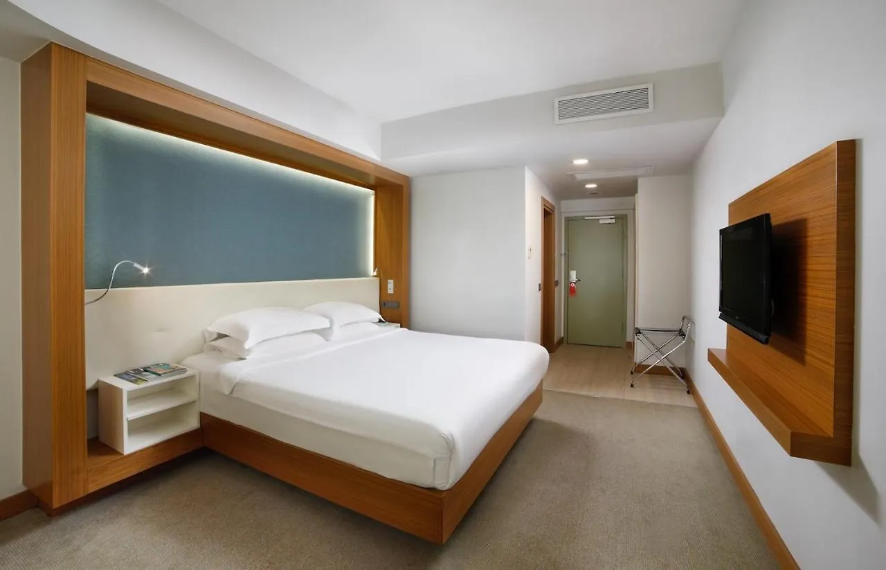 Divan Istanbul City 4*,